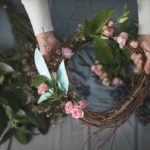 Пет корака за пролећни венчић од цвећа