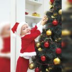 Будите опрезни са новогодишњом декорацијом: Држите украсе даље од деце