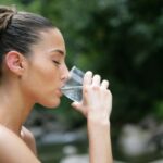 Разлози због којих воду не треба да пијете током оброка